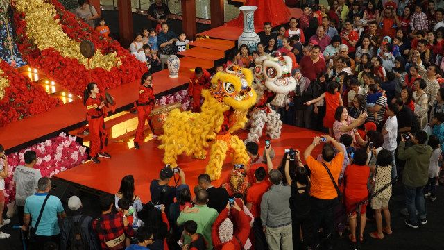 Pengunjung mall disuguhkan aktraksi barongsai. Foto: Aditia Noviansyah/kumparan