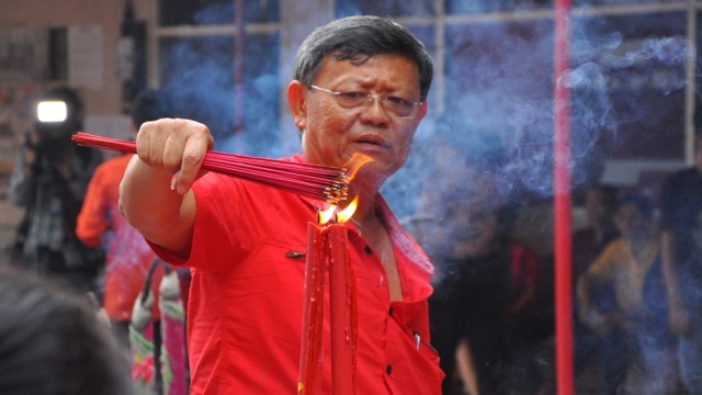 Pengunjung kelenteng pada perayaan imlek. Foto: Kevin Kurnianto/kumparan
