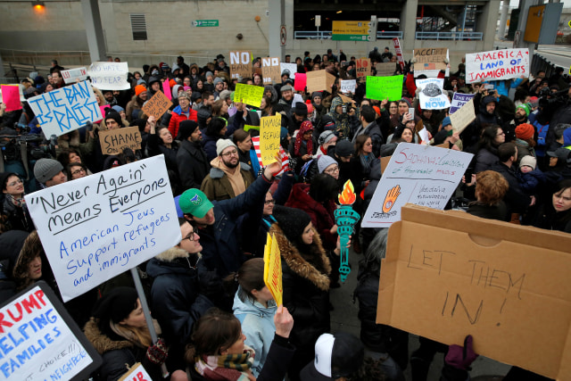 Keramaian aksi demo di Bandara JFK. (Foto: Andrew Kelly/Reuters)
