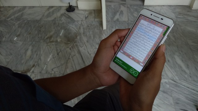 Membaca Al Quran lewat ponsel (Foto: Ridho Robby/kumparan)