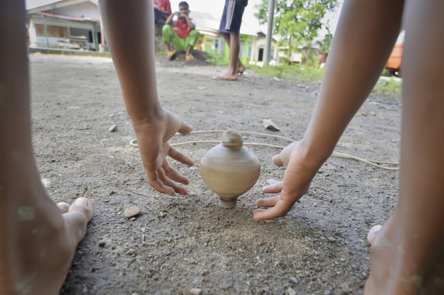 Gasing berpusing  (Foto: Yudhi Mahatma/Antara)
