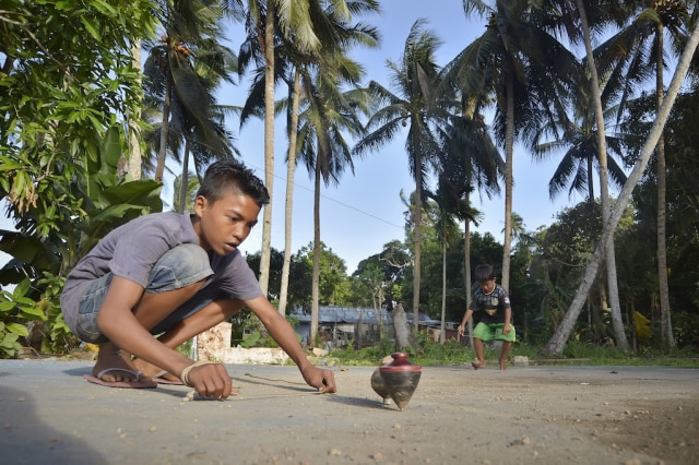 Bermain gasing butuh skill khusus (Foto: Yudhi Mahatma/Antara Foto)
