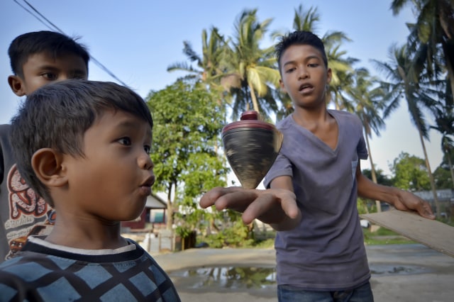 Kehebatan trik bermain gasing (Foto: Yudhi Mahatma/Antara Foto)