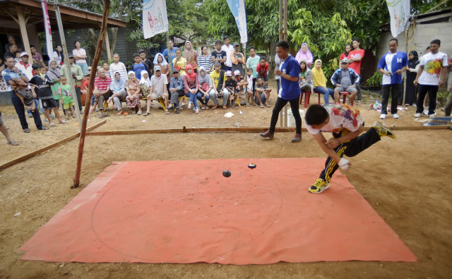 Arena bermain gasing (Foto: Yudhi Mahatma/Antara Foto)