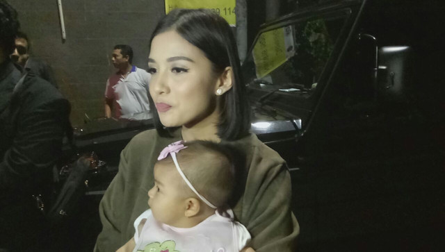 Chelsea Olivia bersama anaknya. (Foto: Aria Pradana/kumparan)