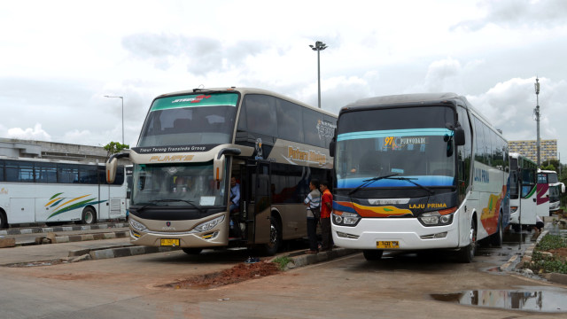 Bus tingkat Jakarta-Solo siap berangkat (Foto: Fanny Kusumawardhani/kumparan)
