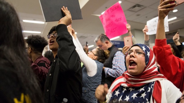 Protes terhadap Executive Order Trump di Dallas (Foto: Laura Buckman/REUTERS)