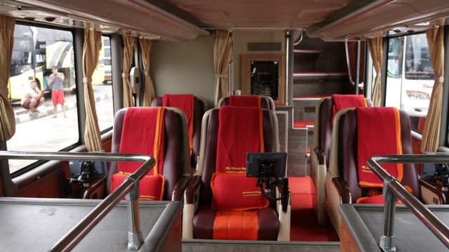 Deretan kursi di bus malam tingkat Jakarta-Solo (Foto: Fanny Kusumawardhani/kumparan)