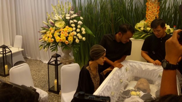 Jupe melayat jenazah almarhum ayahnya Ruben (Foto:  D.N Mustika Sari/kumparan)