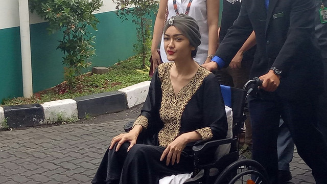 Jupe melayat jenazah almarhum ayahnya Ruben (Foto: D.N Mustika Sari/kumparan)