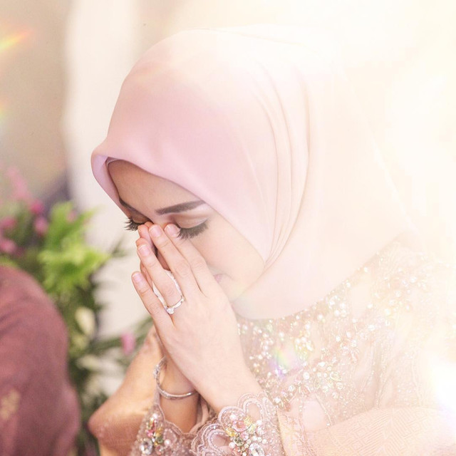 Bella menahan haru saat acara lamaran. (Foto: Dok. Soe Su Wedding Photography)