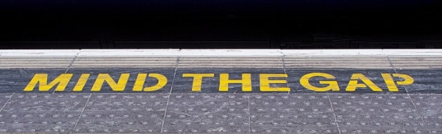 mind the gap sign on a railway (Foto: andrew martin)