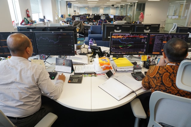 Monitoring IHSG di May Bank. (Foto: Aditia Noviansyah/kumparan)