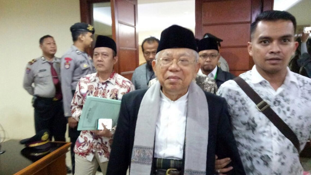 Ma'ruf Amin memasuki ruang sidang. (Foto: Aprilandika Hendra/kumparan)