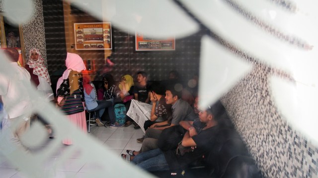 Panitia Diklatsar Mapala UII menunggu diperiksa. (Foto: Antara/Mohammad Ayudha)