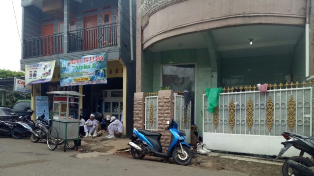 Rumah Firza Husein dijaga sejumlah orang. (Foto: Mustaqim Amna/kumparan)