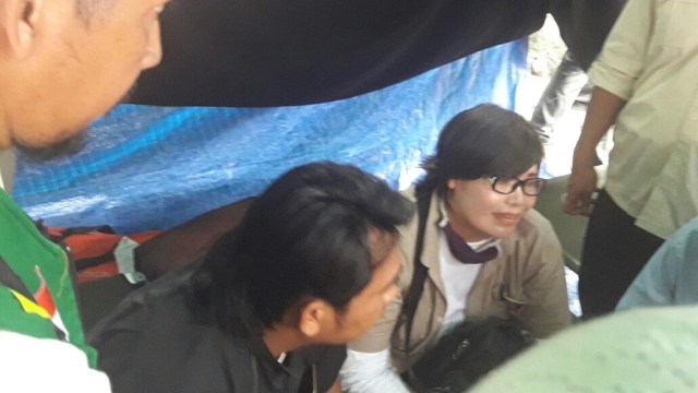 Seorang perempuan diamankan massa kontra Ahok (Foto: Galih Wicaksono/kumparan)