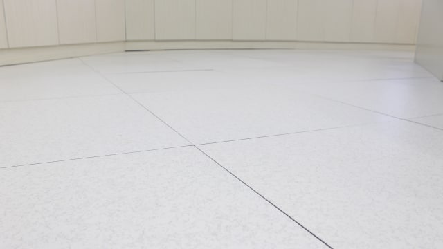 Lantai kayu Commuter Control Room. (Foto: Deanda Dewindaru/kumparan)