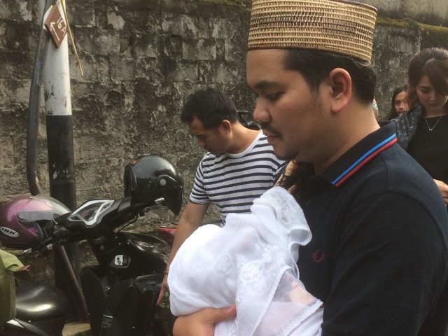 Indra Bekti menuju ke pemakaman anak ketiganya.  (Foto: Yurika Kencana/kumparan)