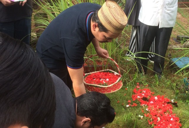 Indra Bekti menabur bunga di makam anaknya. (Foto: Yurika Kencana/kumparan)