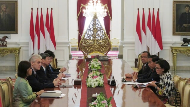 Jokowi dan Sri Mulyani terima Presiden ADB. Foto: Yudhistira Amran/kumparan