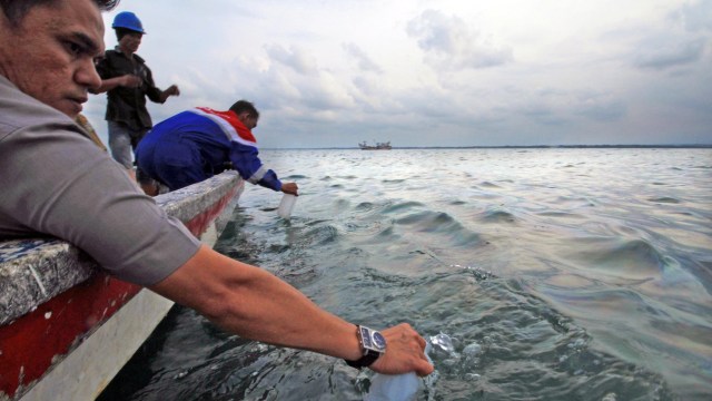 Polisi Lhokseumawe ambil sampel limbah (Foto: Rahmad/Antara)