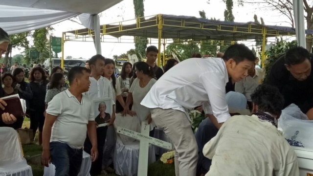 Jenazah ayah Ruben tiba di TPU Pondok Rangon. (Foto: DN Mustika Sari/kumparan)