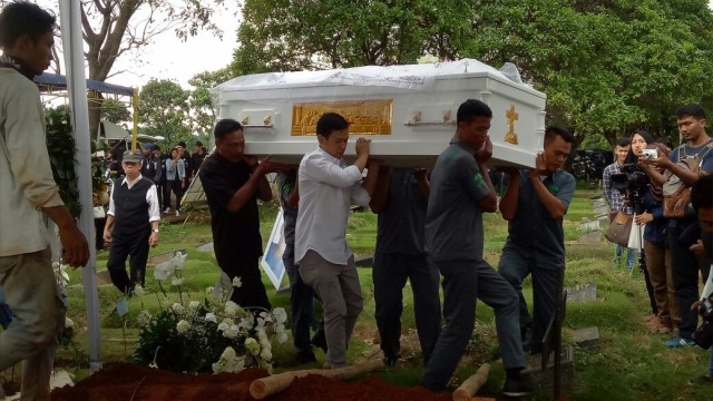 Jenazah ayah Ruben tiba di TPU Pondok Rangon. (Foto: DN Mustika Sari/kumparan)