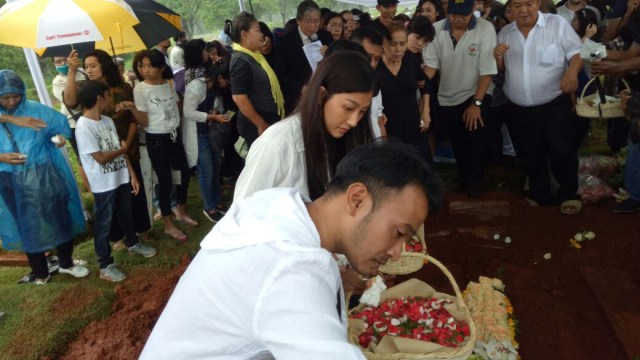 Ruben Onsu di pemakaman ayahnya (Foto: Mustika Sari/kumparan)