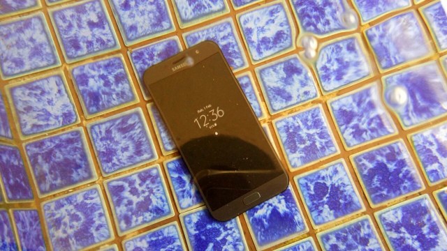 Samsung Galaxy A7 (2017) diceburkan ke air. (Foto: Jofie Yordan/kumparan)