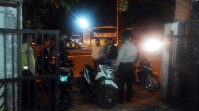 Polisi memeriksa bom yang meledak di markas FPI. (Foto: Istimewa)