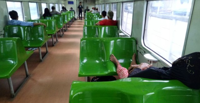 Bagian dalam kereta. (Foto: Novan Nurul Alam/kumparan)