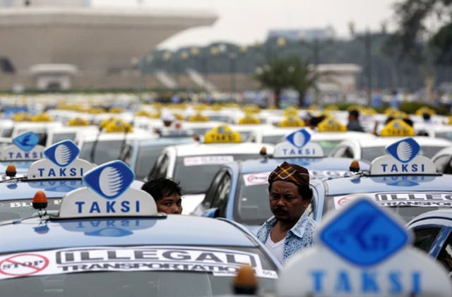 Ilustrasi demo taksi online (Foto: Darren Whitesite/Reuters)