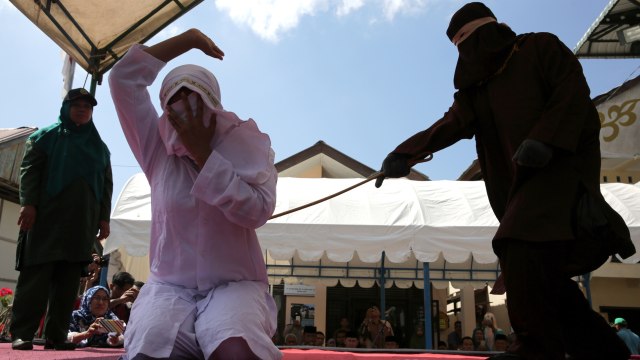Hukuman cambuk di Banda Aceh (Foto: Irwansyah Putra/Antara)