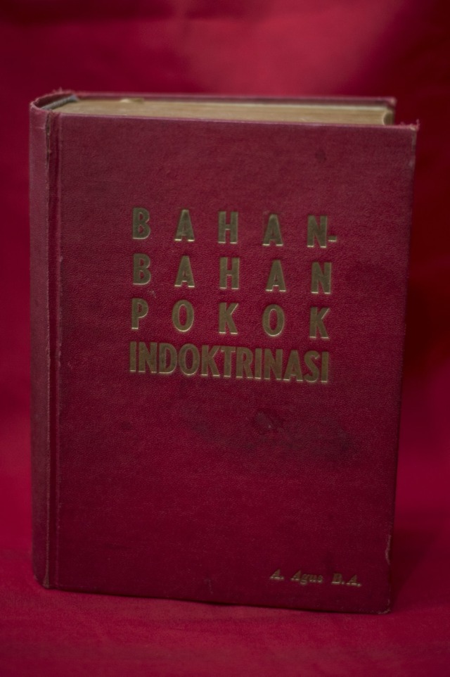 Buku berisi narasi indoktrinasi. (Foto: Rosa Panggabean/2014)