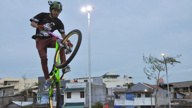 Aksi 'jumping' seorang pesepeda BMX di Kalijodo. (Foto: Kevin Kurnianto/kumparan)