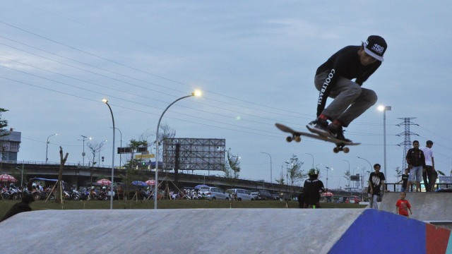 Aksi 'terbang' pemain skateboard di Kalijodo. (Foto: Kevin Kurnianto/kumparan)