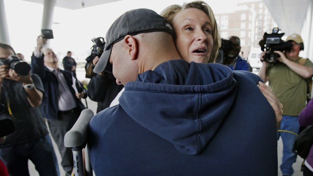 Roseann Sdoia dan Mike Meteria (Foto: Charles Krup/AP Photo)