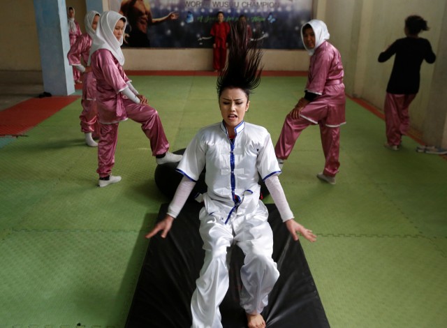 Ilustrasi pengertian roll depan. Foto: Mohammad Ismail/Reuters