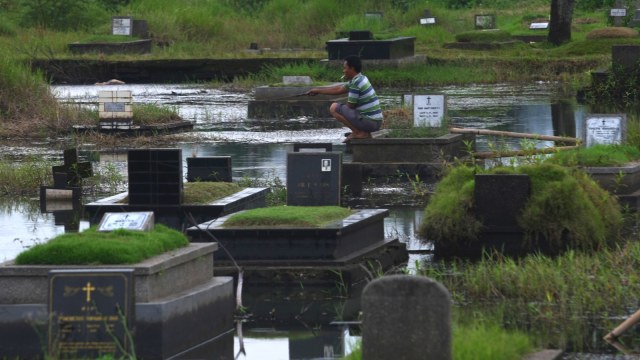 Memancing di TPU Tanah Kusir (Foto: Muhammad Iqbal/Antara)