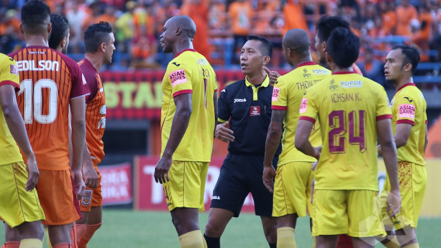 Wasit dalam laga PBFC vs Sriwijaya FC. (Foto: PT GTS/ISC A)