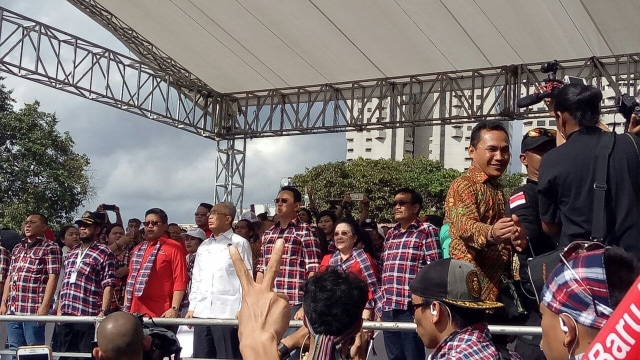 Megawati bersama Ahok dan Djarot di Konser Gue 2 (Foto: Johanes Hutabarat/kumparan)