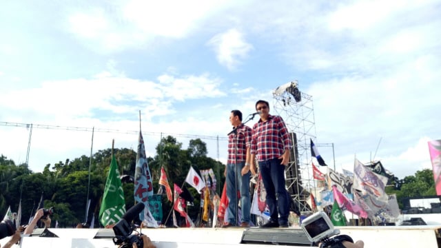 Ahok dan Djarot pidato. (Foto: Amanaturrosyidah/kumparan)