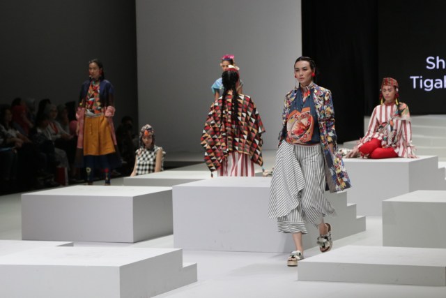 Rancangan busana Mel Ahyar di IFW 2017 (Foto: Fanny Kusumawardhani/kumparan)