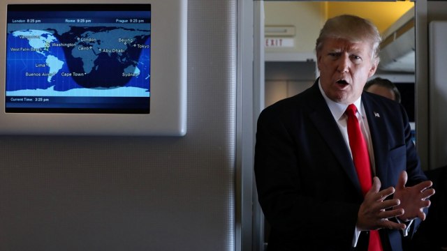 Donald Trump bebicara kepada wartawan. (Foto: Reuters/Carlos Barria)