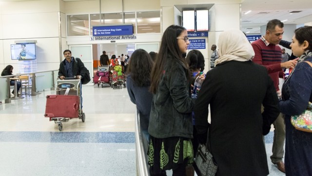 Perempuan berhijab di bandara New York (Foto: Reuters/Laura Buckman)