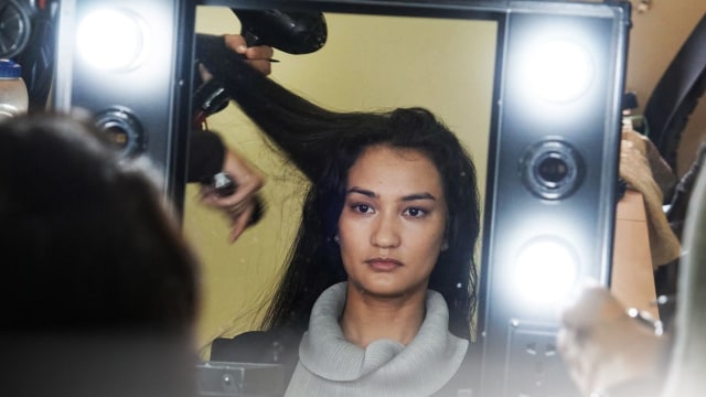 Atikah Hasiholan memakai make up. (Foto: Aditia Noviansyah/kumparan)