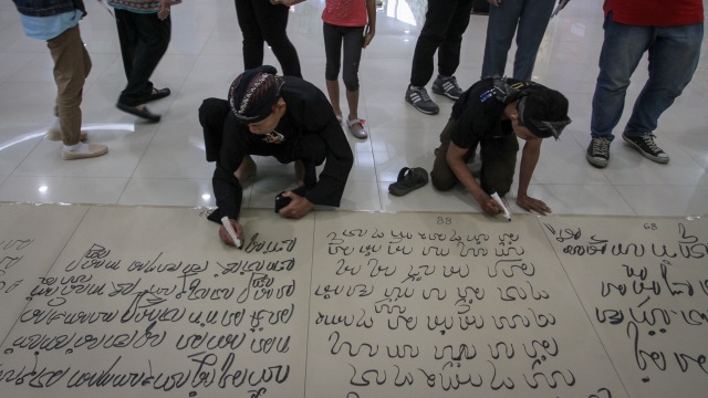 "Menulis Aksara Jawa Terpanjang 500 M" di Solo. (Foto: Mohammad Ayudha/Antara)