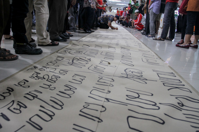 "Menulis Aksara Jawa Terpanjang" untuk rekor MURI. (Foto: Mohammad Ayudha/Antara)
