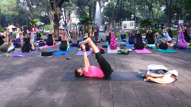 Komunitas Yoga Gembira di Taman Surapati (Foto: Social Yoga Club/Facebook)